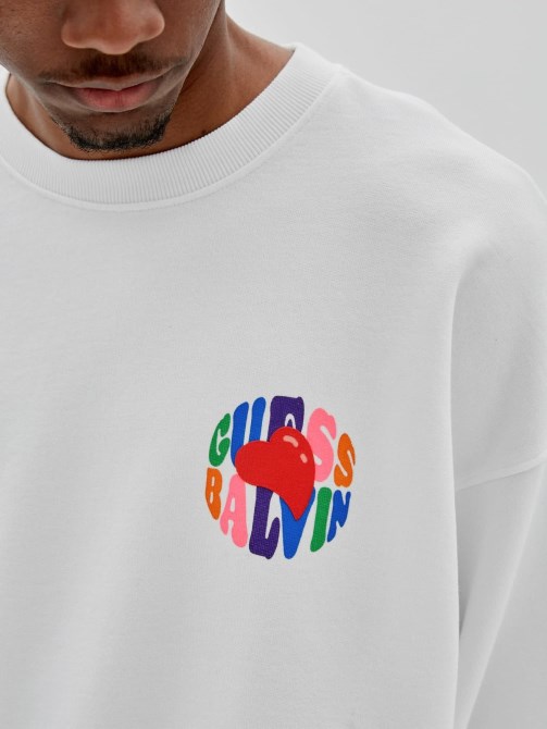 قميص من النوع الثقيل بشعار أمامي Guess
