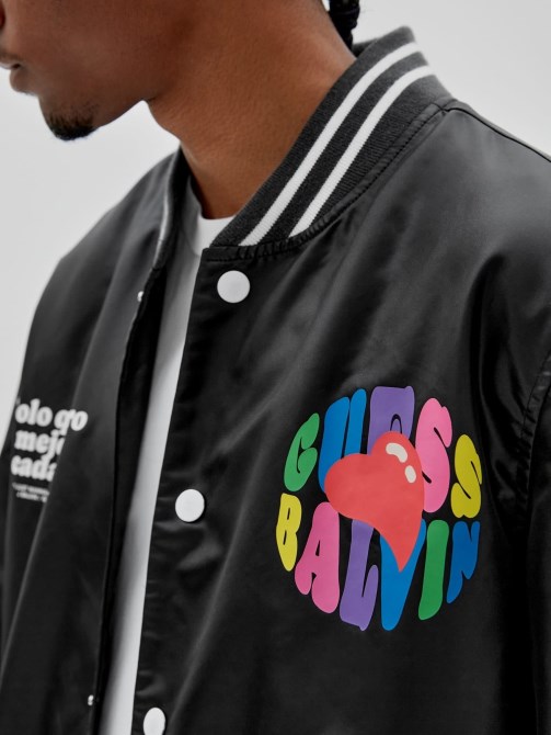 جاكيت بشعار أمامي Guess أسود