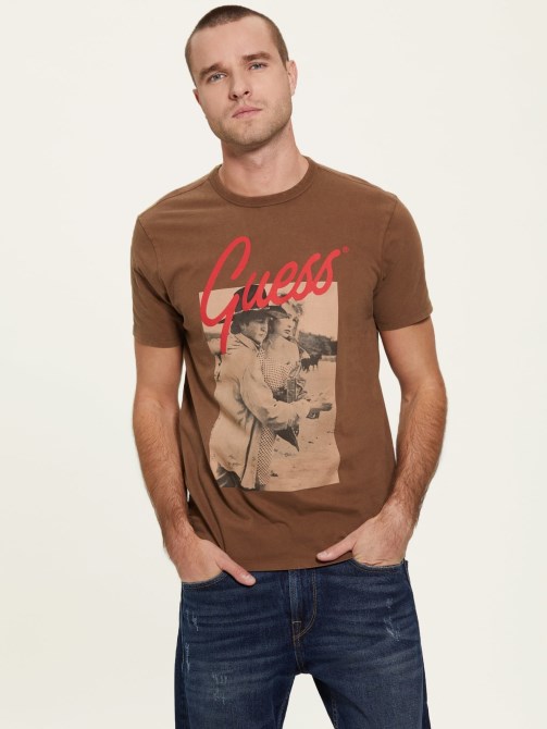 تي شيرت بطبعة أمامية باللون البني Guess