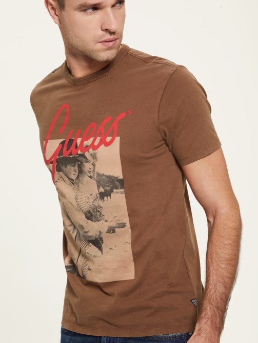 تي شيرت بطبعة أمامية باللون البني Guess