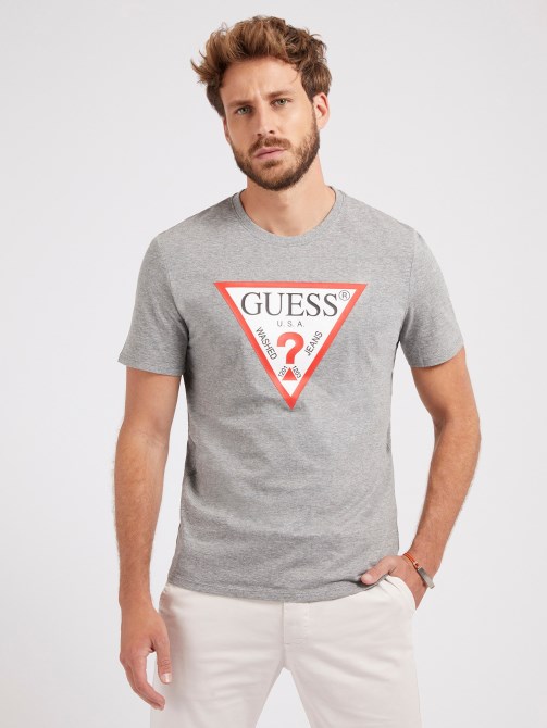 تيشيرت بشعار مثلث رمادي Guess جديد يجعل