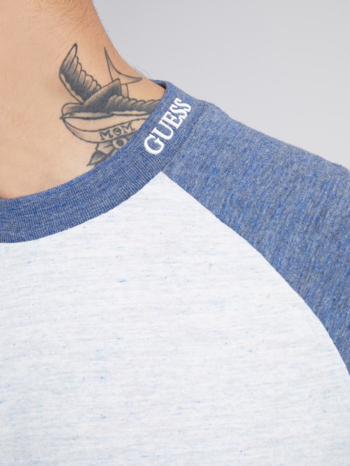 تيشيرت بألوان متباينة جيس أزرق متعدد