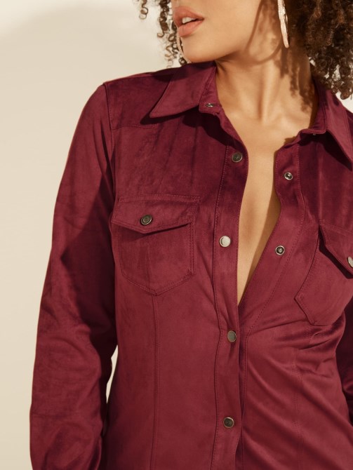 قميص قميص من الجلد المدبوغ باللون الأحمر