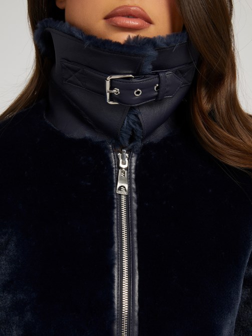 معطف أزرق من الفرو الصناعي ذو وجهين من Guess