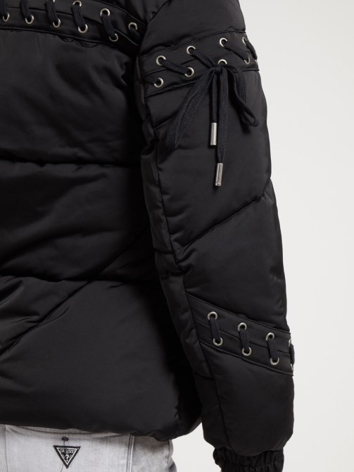 سترة مبطنة برباط أسود Guess