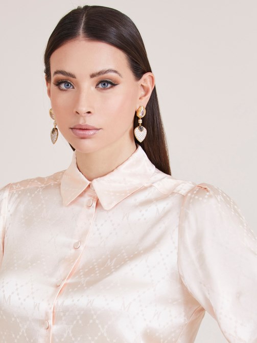 الوردي Marciano في جميع أنحاء قميص الشعار Guess