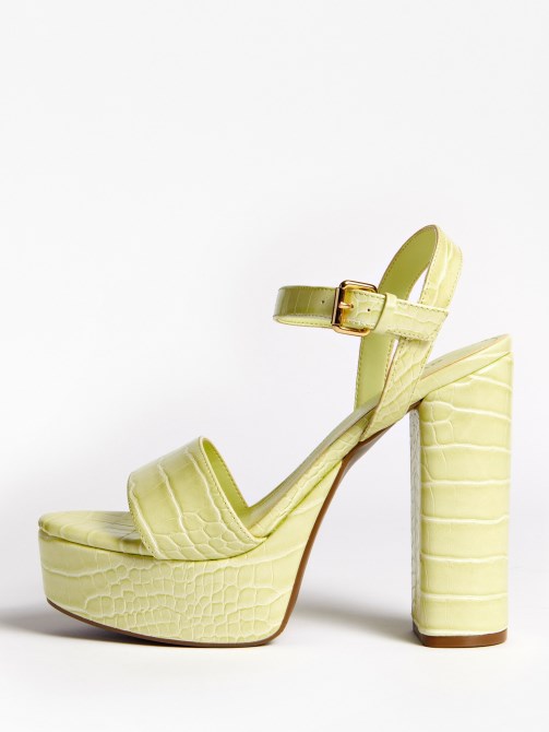 صندل غابيلا بطبعة جلد التمساح أصفر Guess