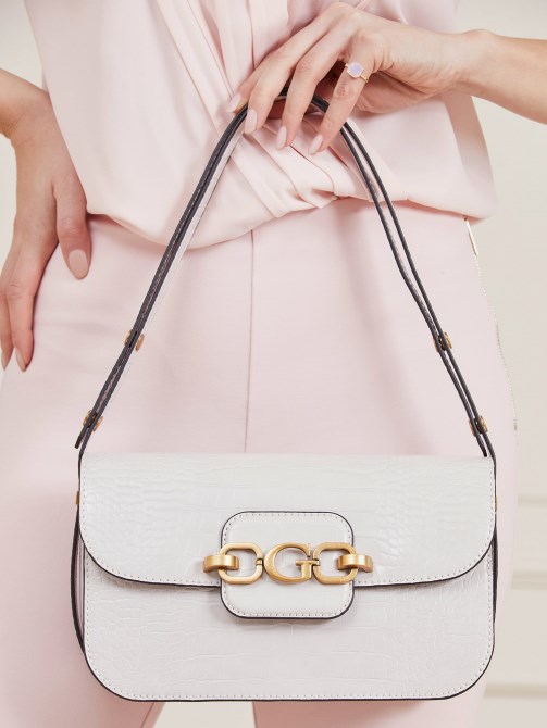 حقيبة كتف بطبعة جلد التمساح باللون الأبيض Guess