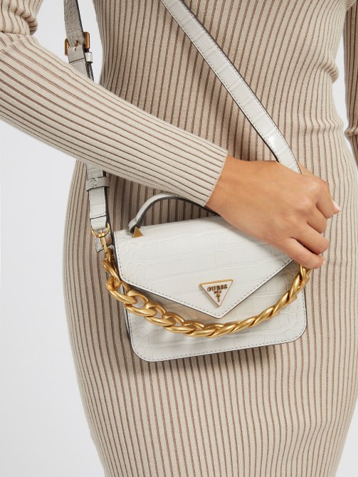 حقيبة يد صغيرة بطبعة جلد التمساح Guess Retour بيضاء