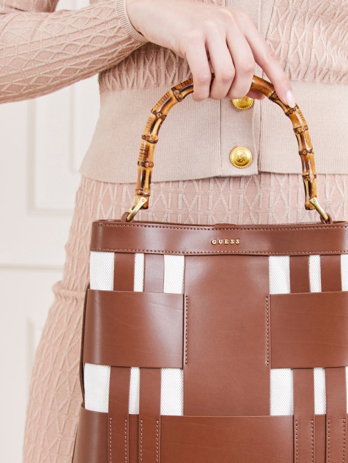 حقيبة يد عايدة من الجلد الطبيعي المنسوجة من Guess باللون البني