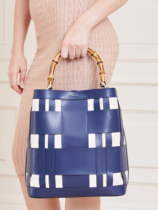 حقيبة يد عايدة منسوجة من الجلد الطبيعي باللون الأزرق Guess