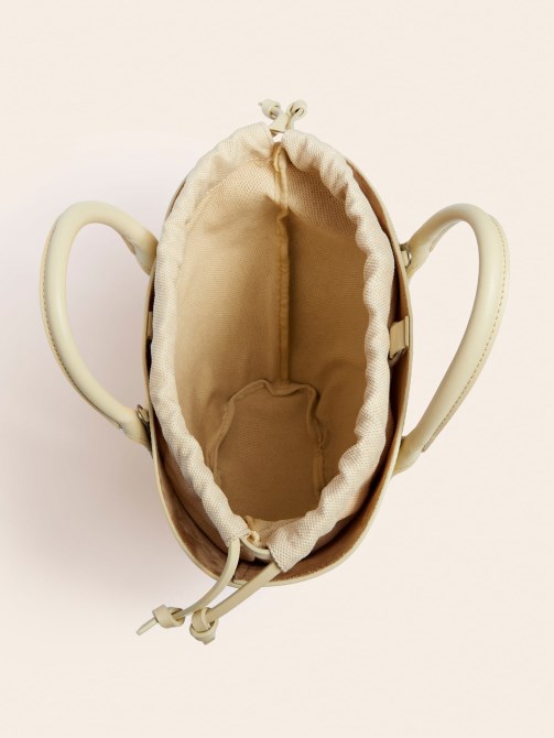 جاري حقيبة يد جلدية بيضاء