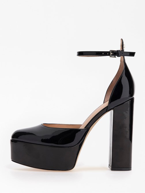 صندل أسود من Guess كالان بمظهر لامع
