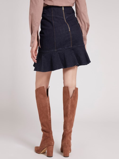 الإضاءة المناسبة والتنانير المضيئة باللون الأزرق والأزرق