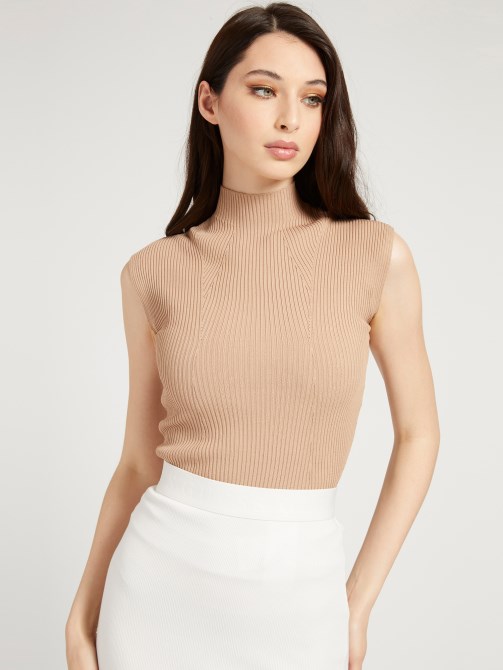 سترة بدون أكمام برقبة سلحفاة بيج Guess