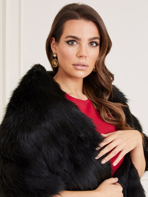 وشاح أسود من الفرو الصناعي