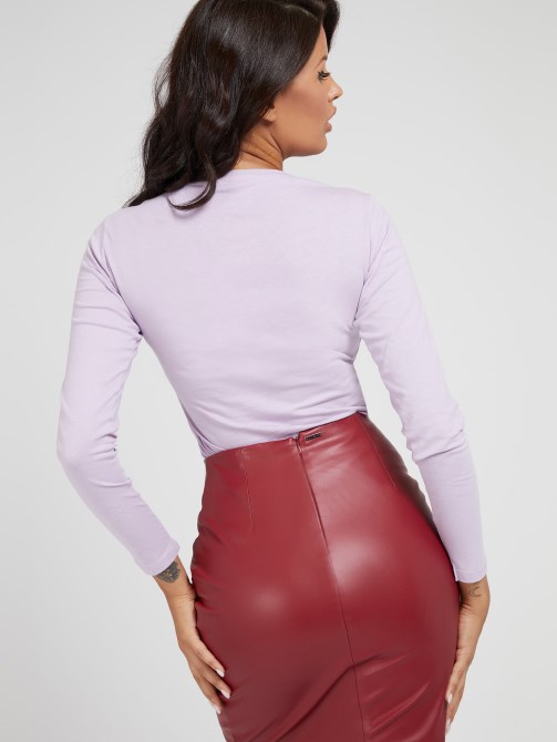 تي شيرت بشعار مثلث أرجواني