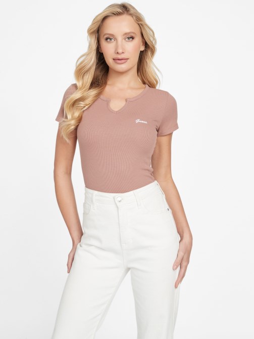 تي شيرت Guess كستنائي محمص يارا بشعار على شكل حرف V