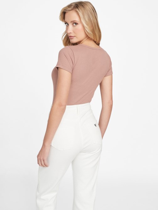 تي شيرت Guess كستنائي محمص يارا بشعار على شكل حرف V