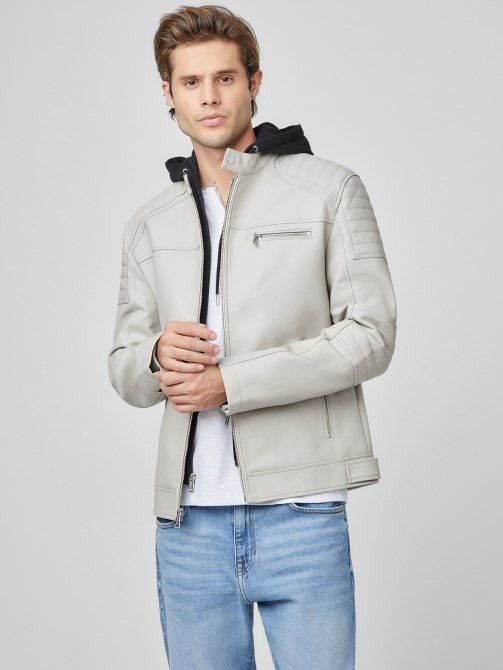 جاكيت راكب الدراجة النارية من الجلد الصناعي باللون الأبيض من Guess