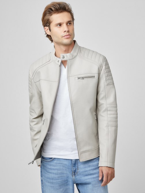 جاكيت راكب الدراجة النارية من الجلد الصناعي باللون الأبيض من Guess