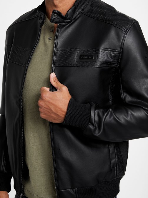 جاكيت موتو من الجلد الصناعي باللون الأسود من Guess