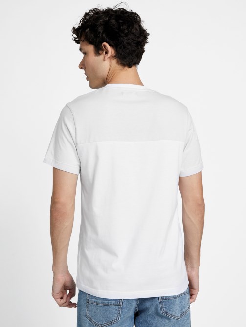Guess تي شيرت أبيض نقي بشق متعدد الألوان من Hanz
