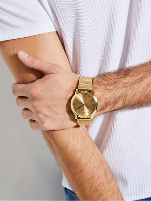 ساعة أنالوج بلون ذهبي على شكل تخمين ذهبي