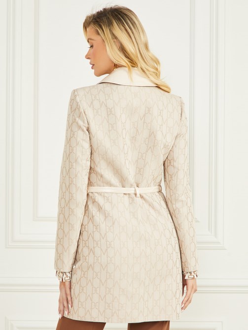 معطف جاكار من Guess بشعار موقع رملي مونوغرام