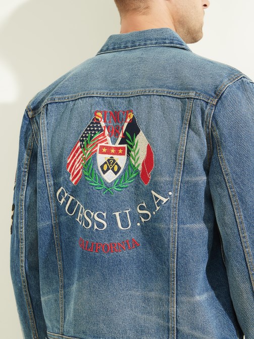 سترة أعلام مطرزة باللون الأزرق من Guess