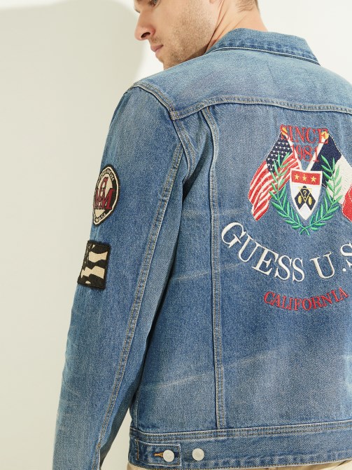 سترة أعلام مطرزة باللون الأزرق من Guess